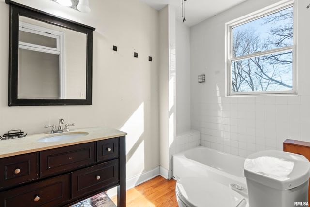 528 W HIGH Street, Peoria, IL 61602