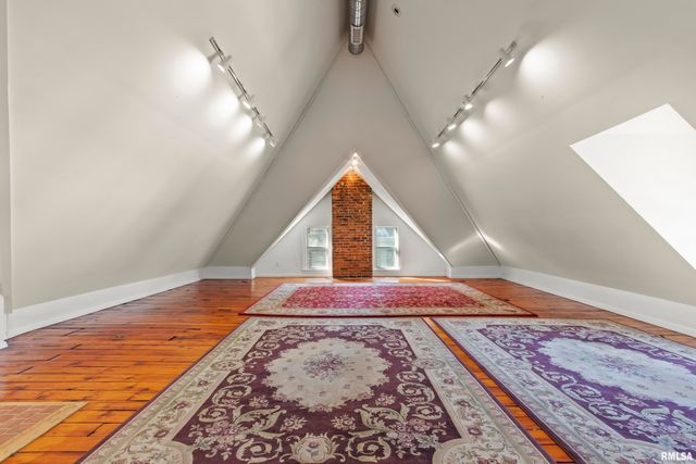 528 W HIGH Street, Peoria, IL 61602