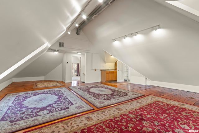 528 W HIGH Street, Peoria, IL 61602