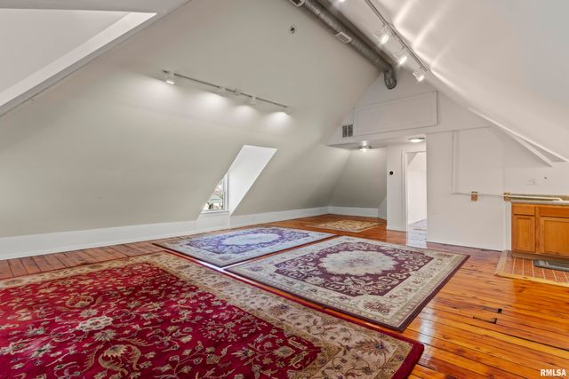 528 W HIGH Street, Peoria, IL 61602