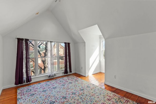 528 W HIGH Street, Peoria, IL 61602