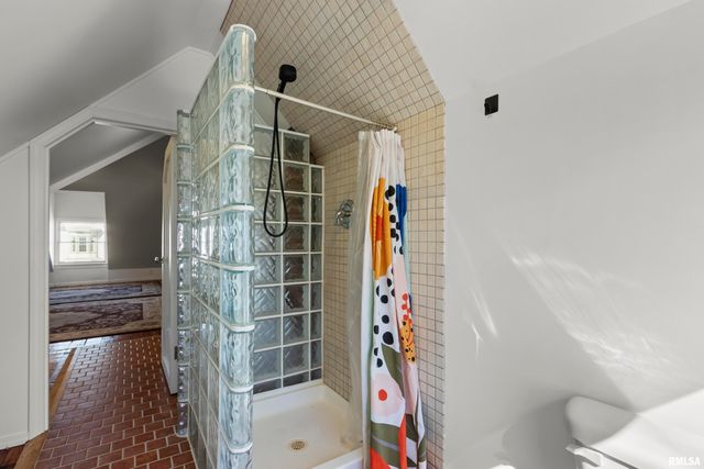 528 W HIGH Street, Peoria, IL 61602