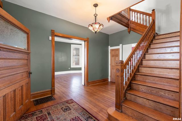 528 W HIGH Street, Peoria, IL 61602