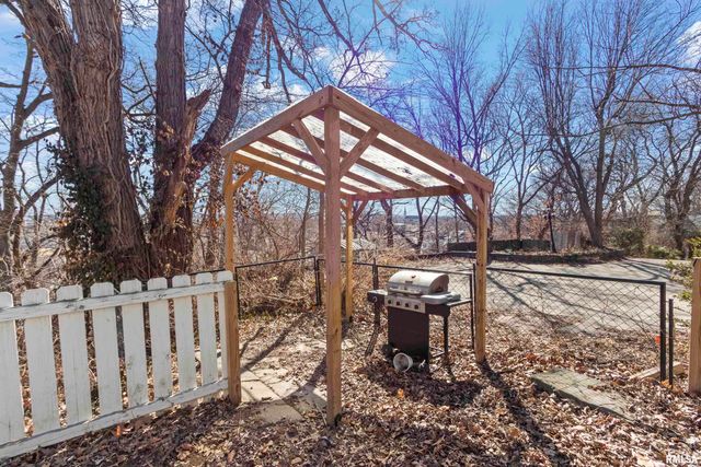 528 W HIGH Street, Peoria, IL 61602