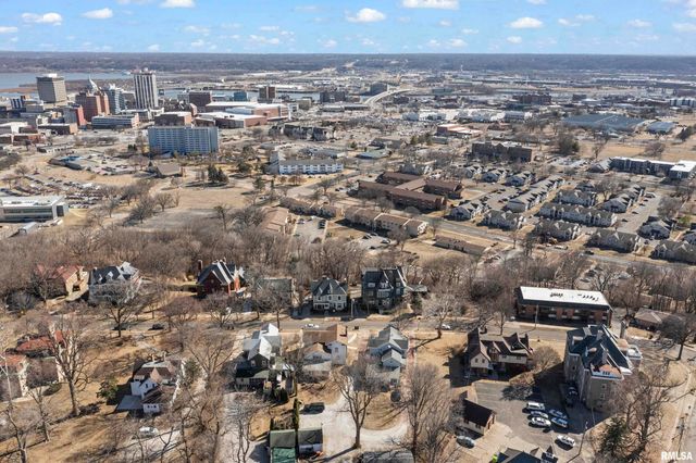 528 W HIGH Street, Peoria, IL 61602