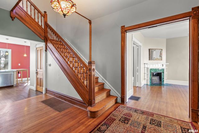 528 W HIGH Street, Peoria, IL 61602