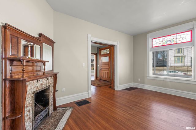 528 W HIGH Street, Peoria, IL 61602