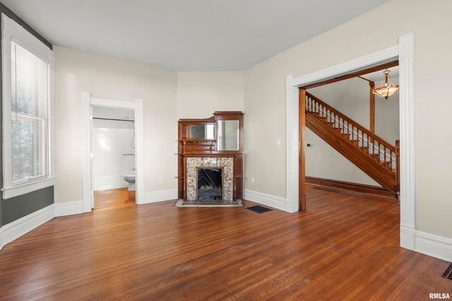 528 W HIGH Street, Peoria, IL 61602