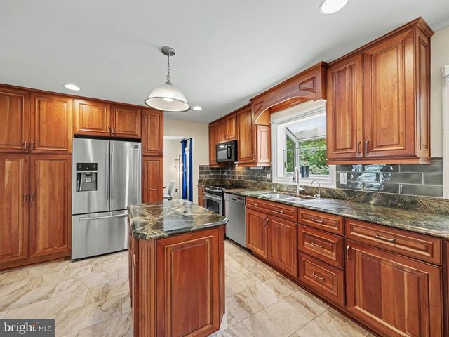 16101 INDUS DR, Woodbridge, VA 22191