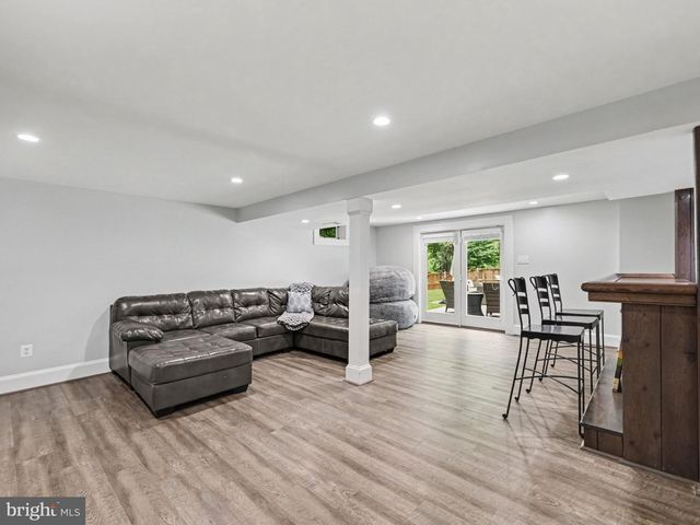 16101 INDUS DR, Woodbridge, VA 22191