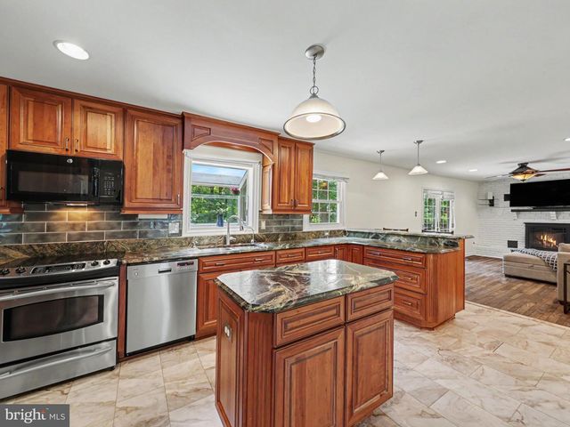 16101 INDUS DR, Woodbridge, VA 22191