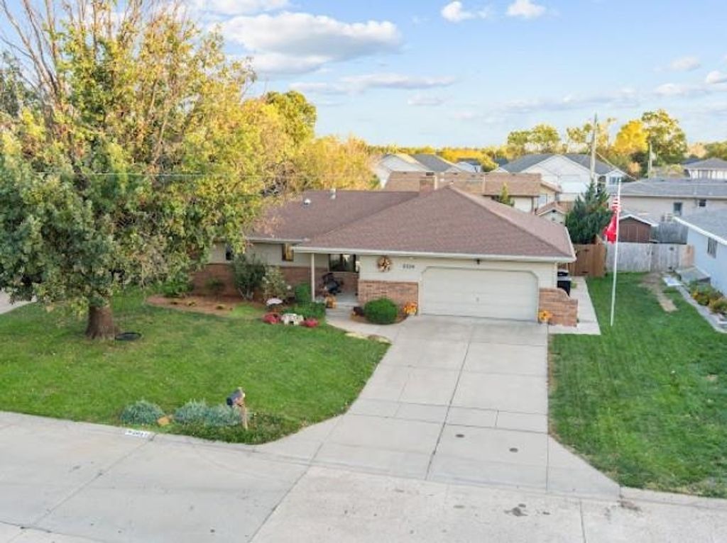 2314 Brookwood Ln, Salina, KS 67401