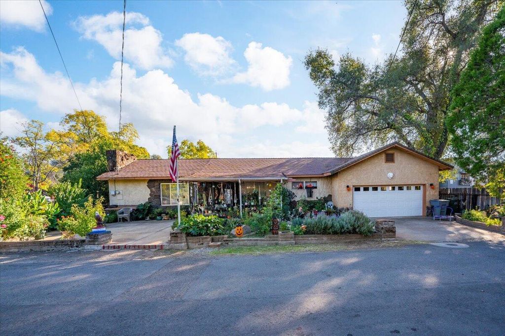 385 Manzanita Lane, Redding, CA 96002