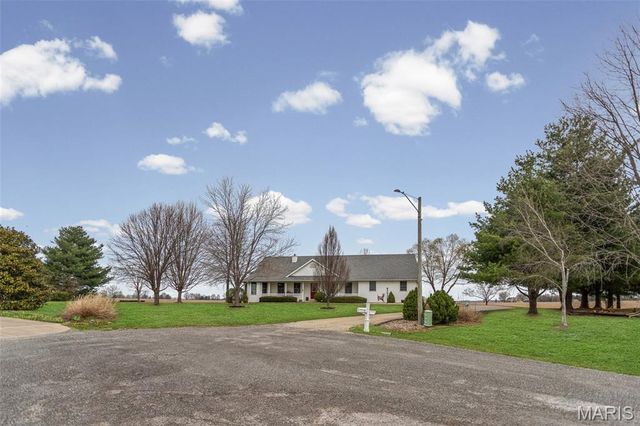 124 Evergreen Court, Brighton, IL 62012