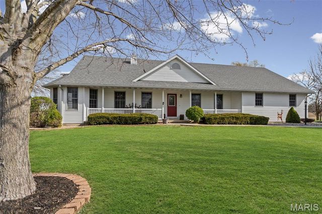 124 Evergreen Court, Brighton, IL 62012