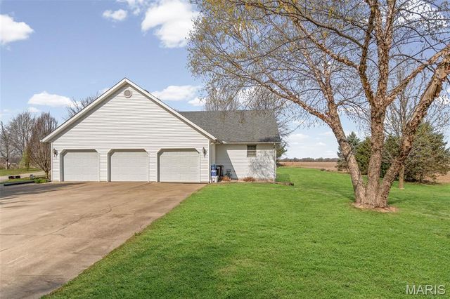 124 Evergreen Court, Brighton, IL 62012