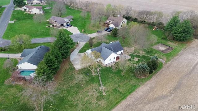 124 Evergreen Court, Brighton, IL 62012