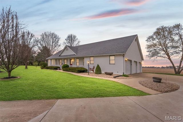 124 Evergreen Court, Brighton, IL 62012