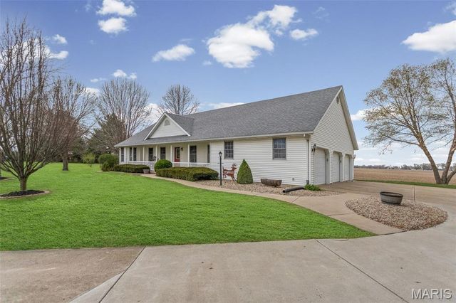 124 Evergreen Court, Brighton, IL 62012