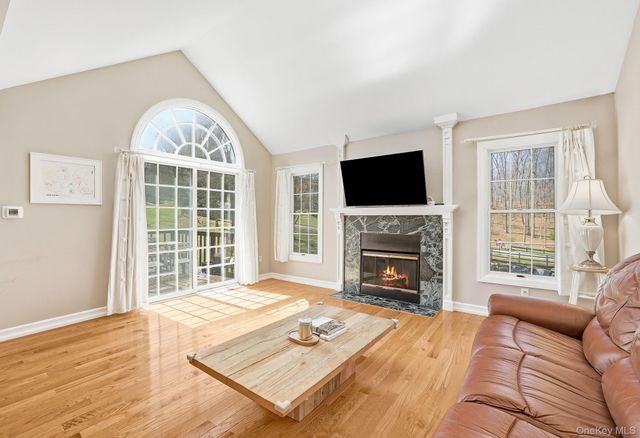 1004 Kensington Way, Mount Kisco, NY 10549