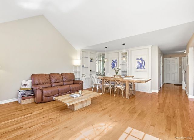 1004 Kensington Way, Mount Kisco, NY 10549