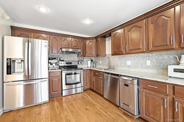 1004 Kensington Way, Mount Kisco, NY 10549