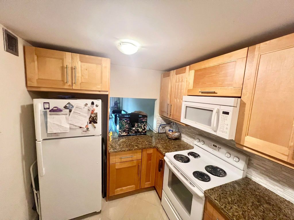 9430 Tangerine Place 202, Davie, FL 33324