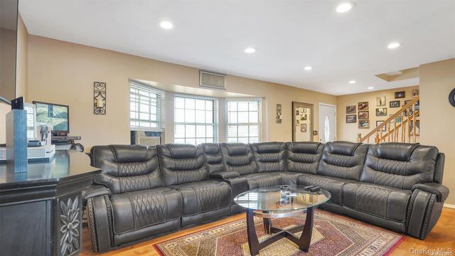 10 Maria Court, Holbrook, NY 11741