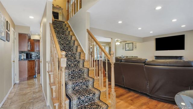 10 Maria Court, Holbrook, NY 11741