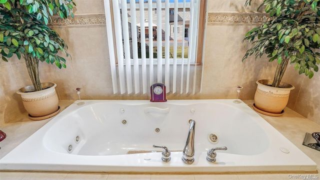 10 Maria Court, Holbrook, NY 11741