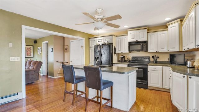 10 Maria Court, Holbrook, NY 11741