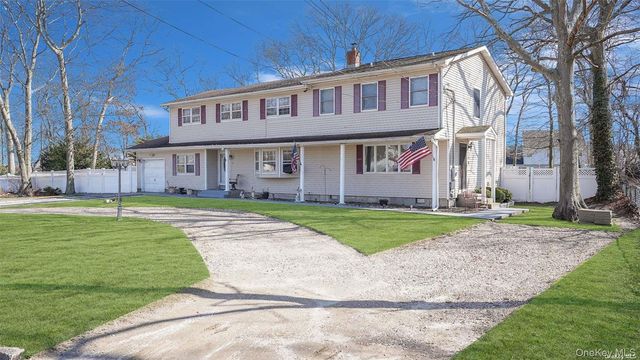 10 Maria Court, Holbrook, NY 11741