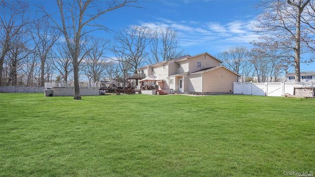 10 Maria Court, Holbrook, NY 11741