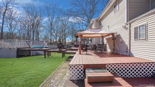 10 Maria Court, Holbrook, NY 11741