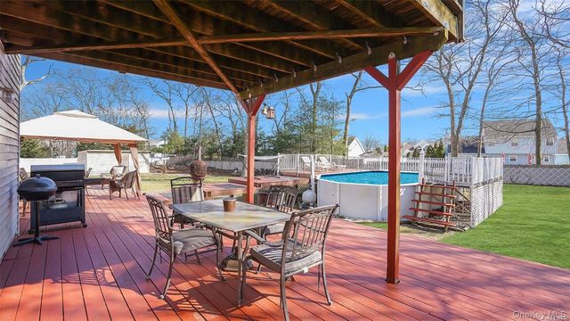 10 Maria Court, Holbrook, NY 11741