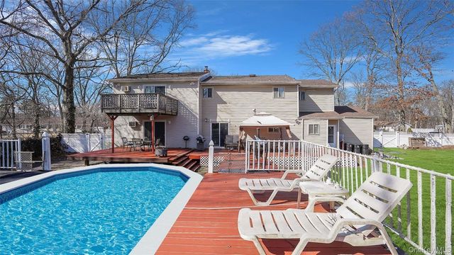 10 Maria Court, Holbrook, NY 11741