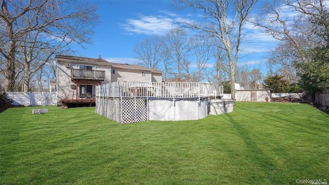 10 Maria Court, Holbrook, NY 11741