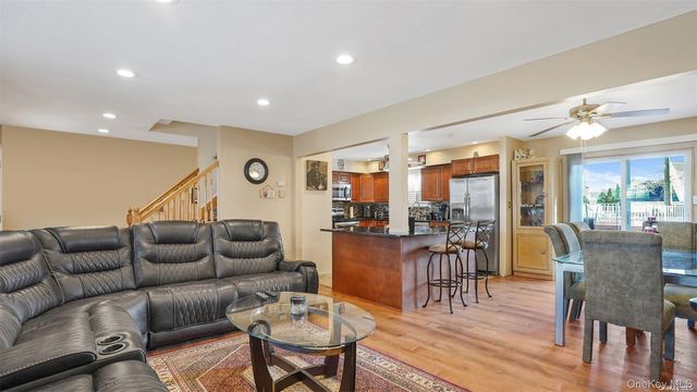 10 Maria Court, Holbrook, NY 11741