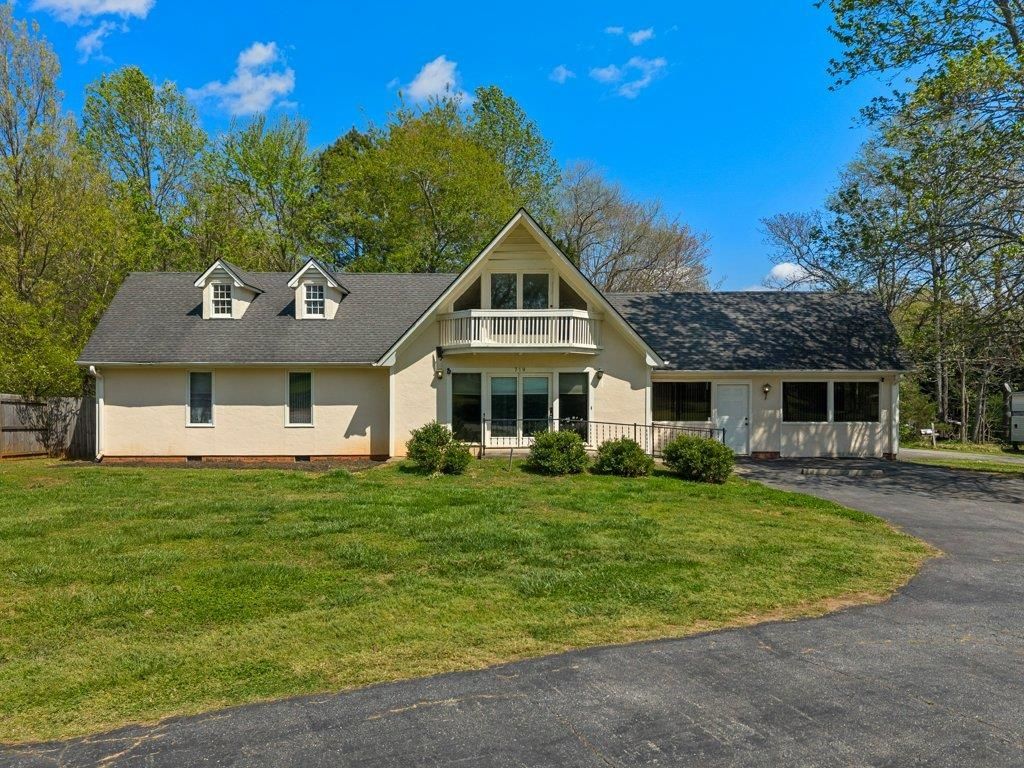 719 S Howard Avenue, Landrum, SC 29356