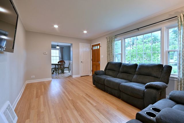 1034 S Saylor Avenue, Elmhurst, IL 60126