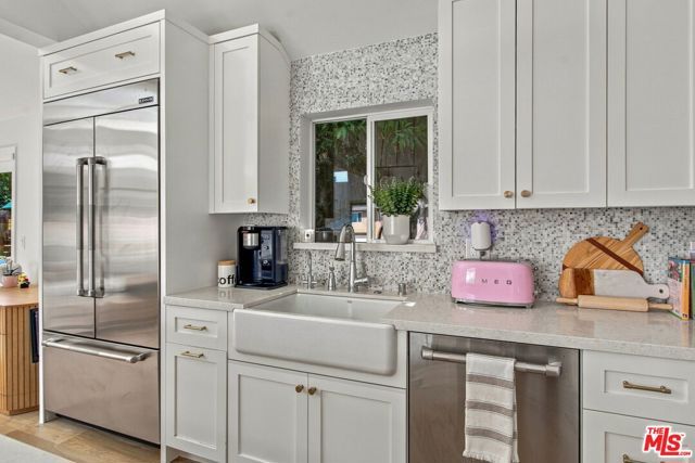 5879 S Le Doux Road, Los Angeles, CA 90056