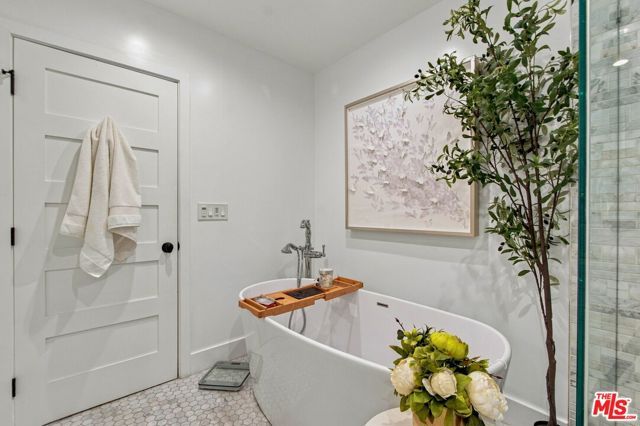 5879 S Le Doux Road, Los Angeles, CA 90056