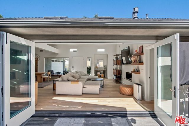 5879 S Le Doux Road, Los Angeles, CA 90056