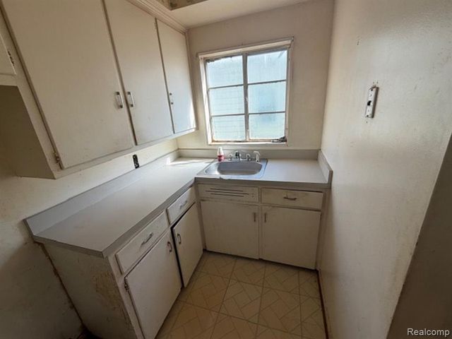 252 W Strathmore Avenue, Pontiac, MI 48340