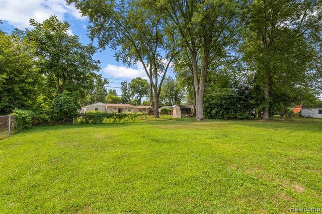 1790 Scheifle Road, Walled Lake, MI 48390