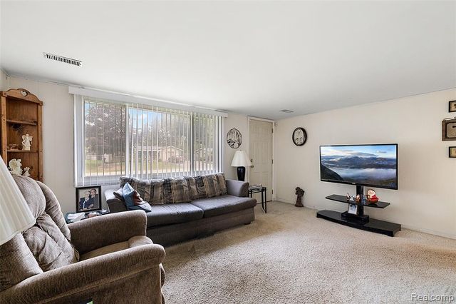 1790 Scheifle Road, Walled Lake, MI 48390