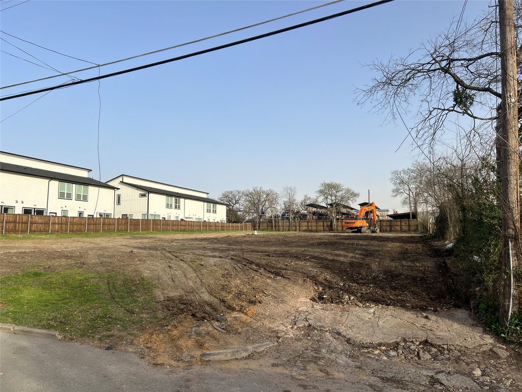 2102 Shea Road, Dallas, TX 75235