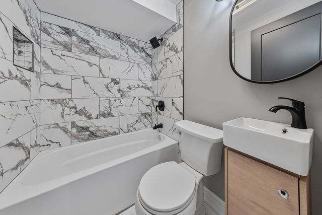 2816 W Warren Boulevard, Chicago, IL 60612