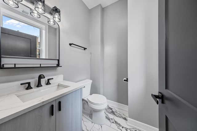 2816 W Warren Boulevard, Chicago, IL 60612