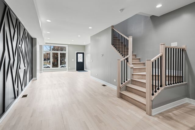 2816 W Warren Boulevard, Chicago, IL 60612